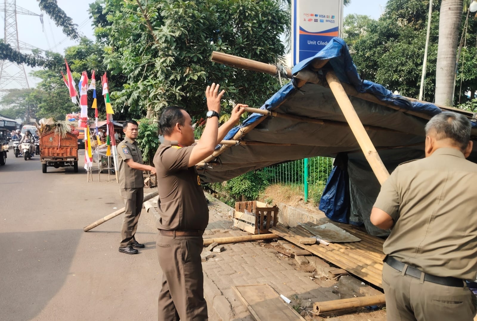 trantib-kecamatan-ciledug-kota-tangerang-bongkar-puluhan-lapak-pkl-tutup-drainase