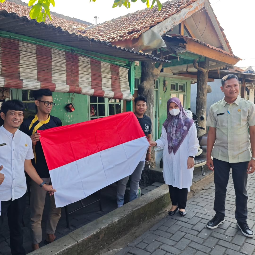 semarak-kemerdekaan-kecamatan-jatiuwung-kota-tangerang-bagikan-ratusan-bendera-merah-putih-ke-masyarakat