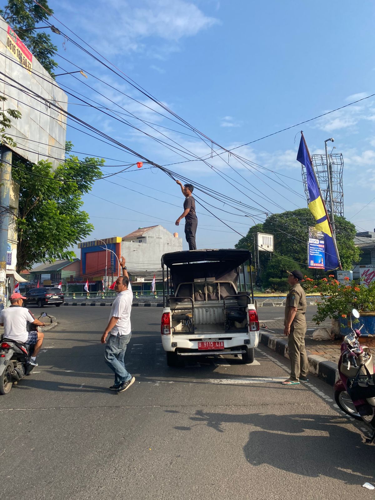 menjuntai-hingga-ganggu-lalu-lintas-trantib-kecamatan-ciledug-kota-tangerang-potong-kabel-udara-di-jalan-hasyim-ashari