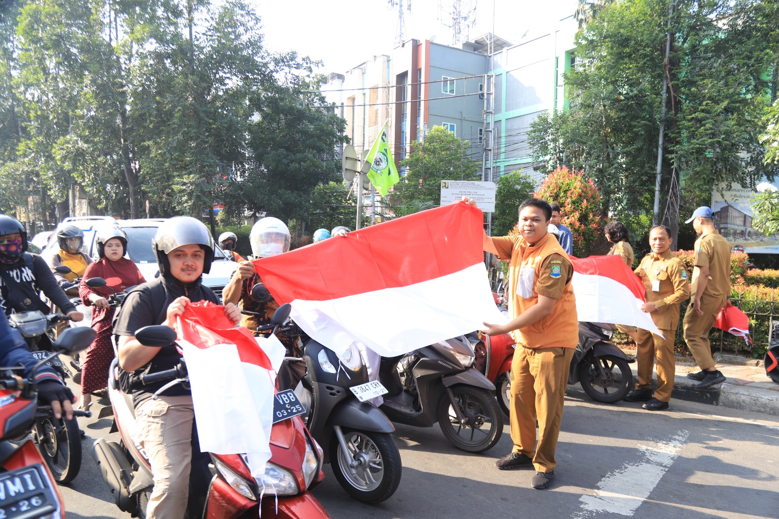 hut-ke-80-ri-pegawai-pemkot-tangerang-bagikan-bendera-merah-putih