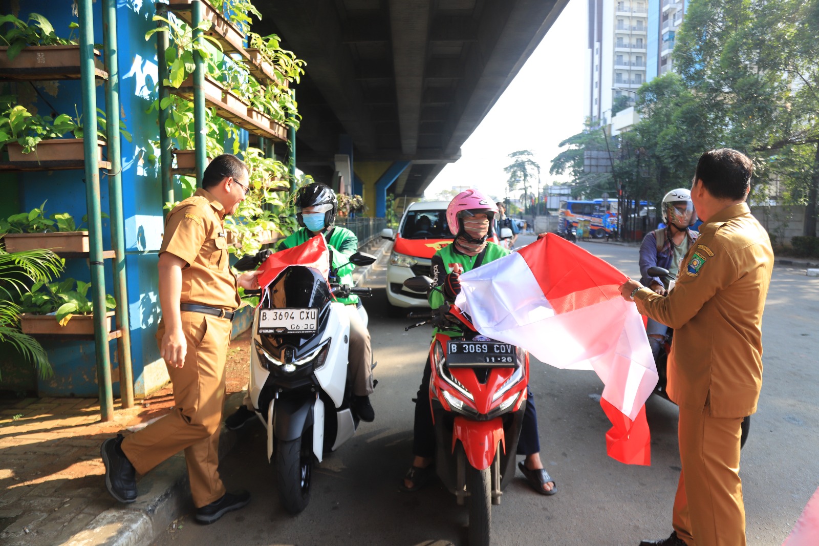 semarak-hut-ri-diskominfo-kota-tangerang-bagi-bagi-bendera-ke-pengendara