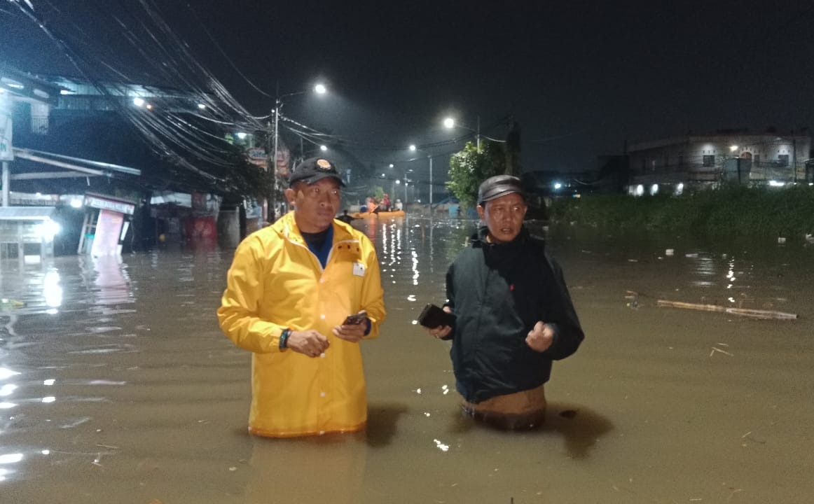 sigap-hadapi-cuaca-ekstrem-petugas-gabungan-kota-tangerang-tanggulangi-pohon-tumbang-hingga-banjir