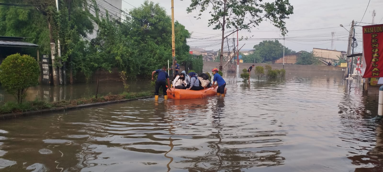 banjir-periuk-berangsur-surut-pemkot-tangerang-terus-salurkan-bantuan-transportasi-dan-permakanan