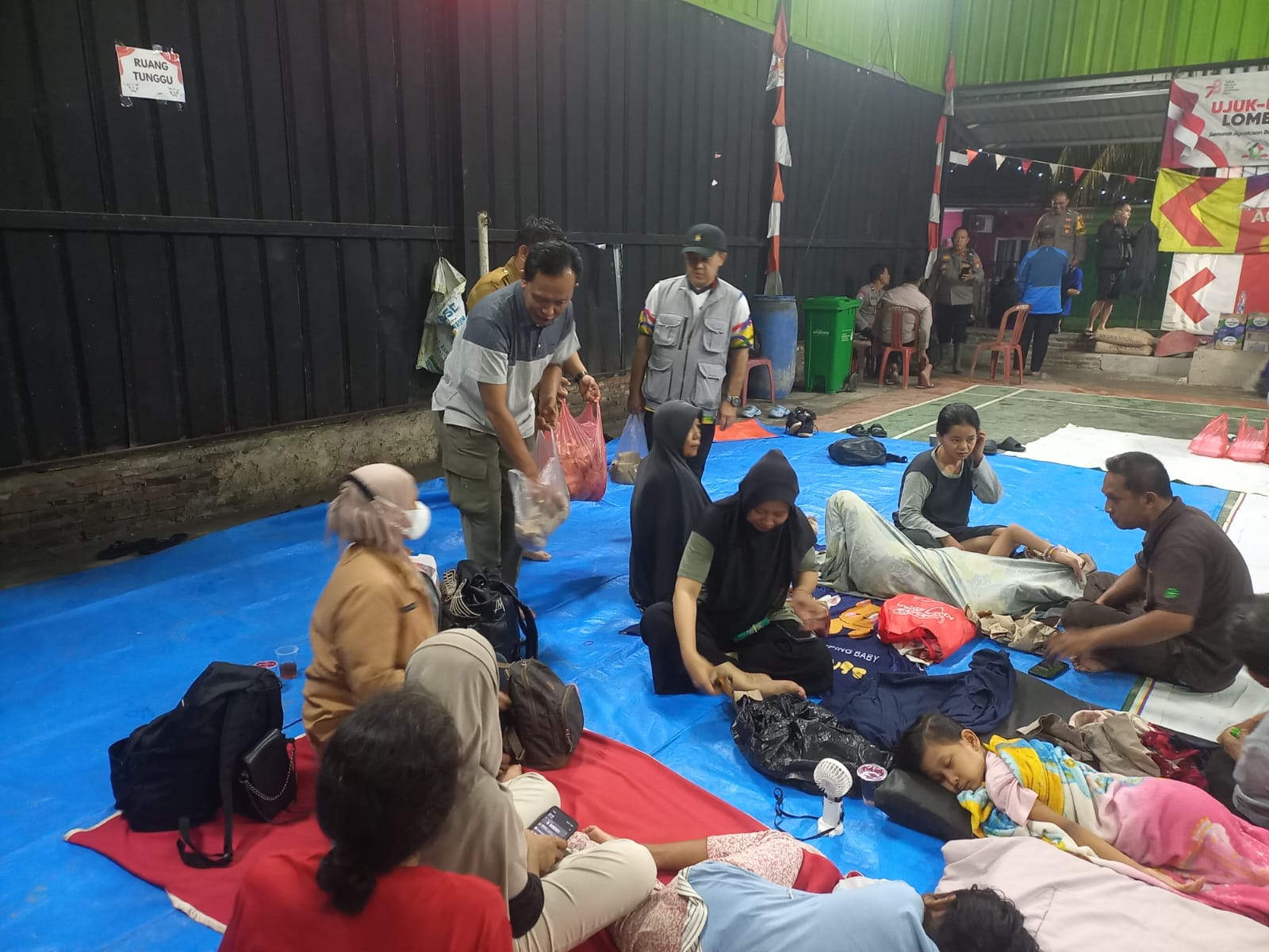 dinsos-kota-tangerang-salurkan-bantuan-logistik-bagi-korban-banjir-di-sejumlah-wilayah