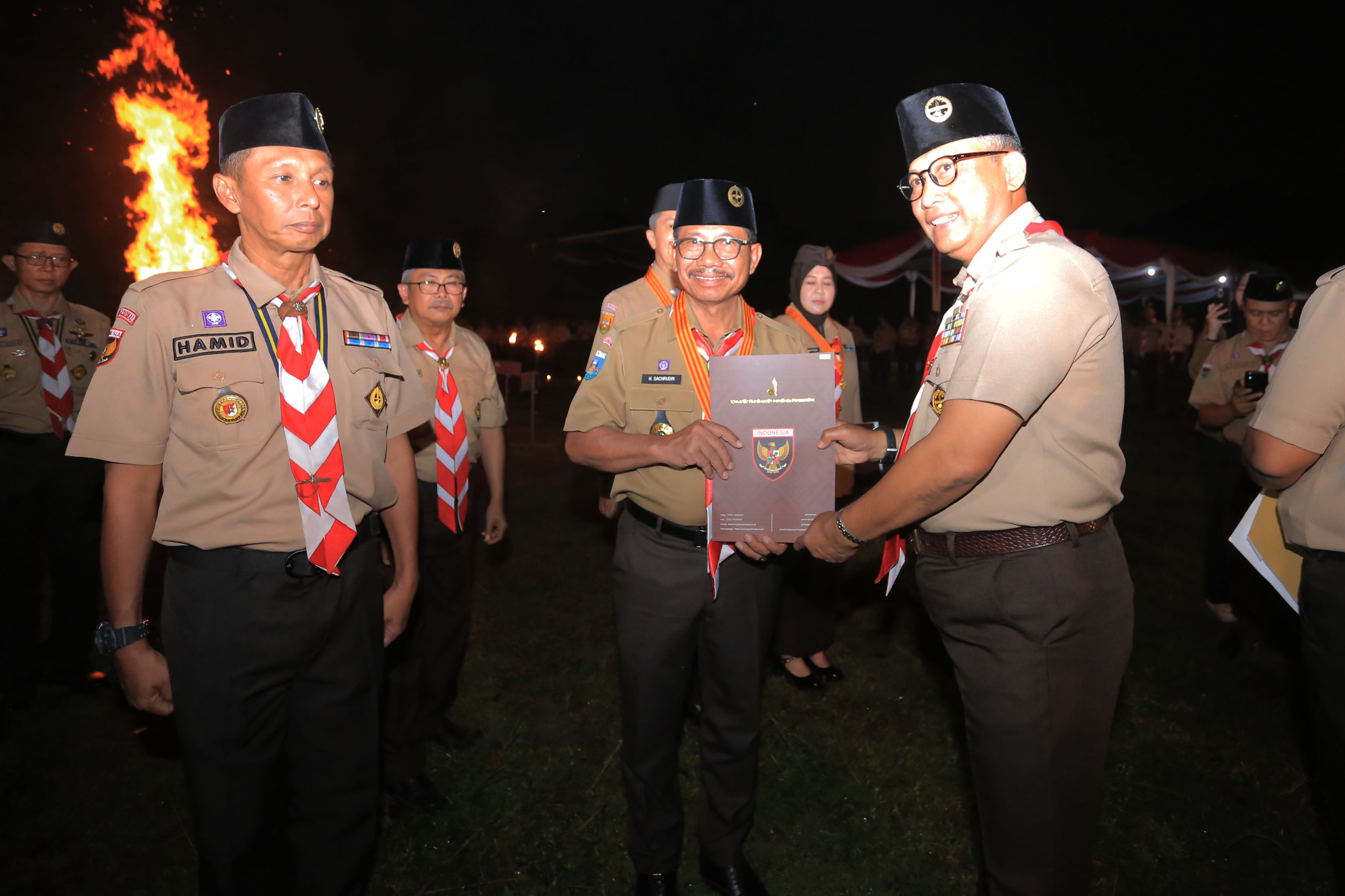 dinilai-berjasa-dalam-perkembangan-pramuka-sachrudin-terima-lencana-melati