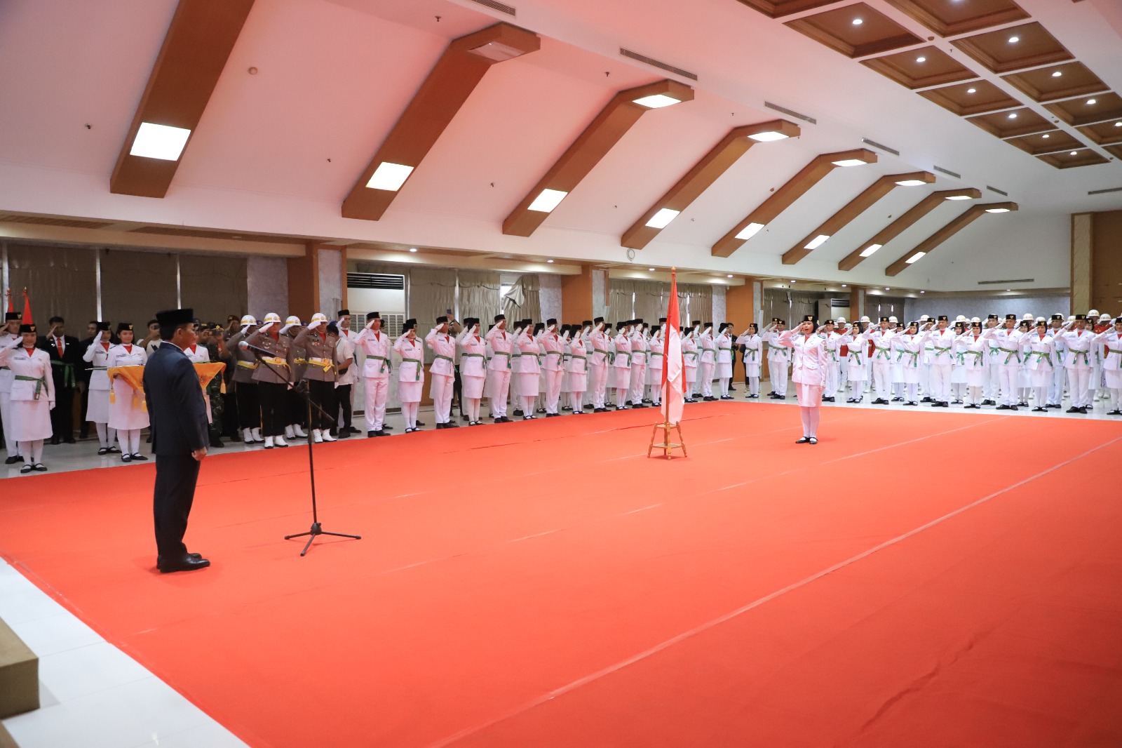 siap-kibarkan-sang-merah-putih-50-anggota-paskibra-kota-tangerang-2025-resmi-dikukuhkan
