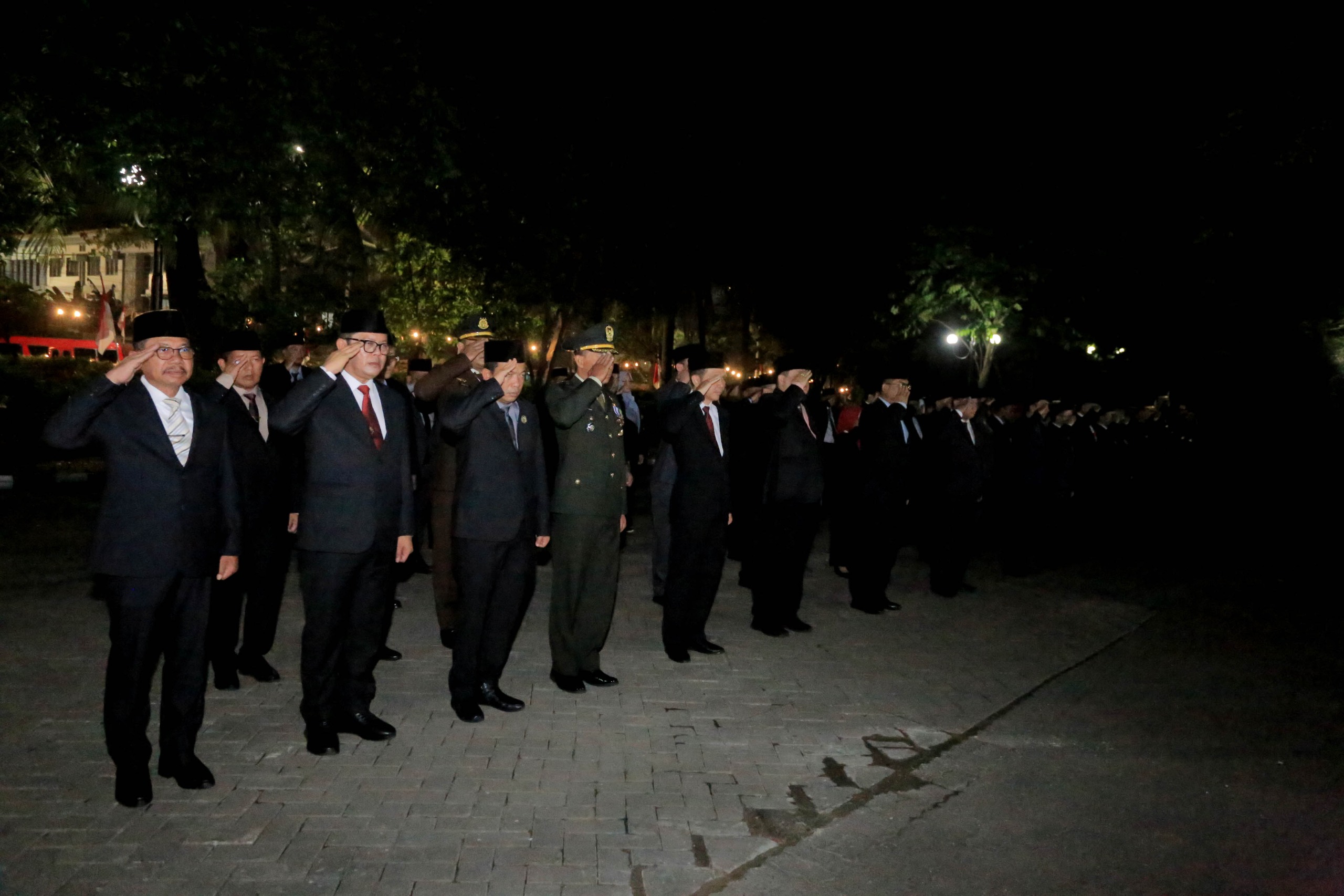 beri-penghormatan-di-pusara-pahlawan-sachrudin-kemerdekaan-kita-bukan-hadiah