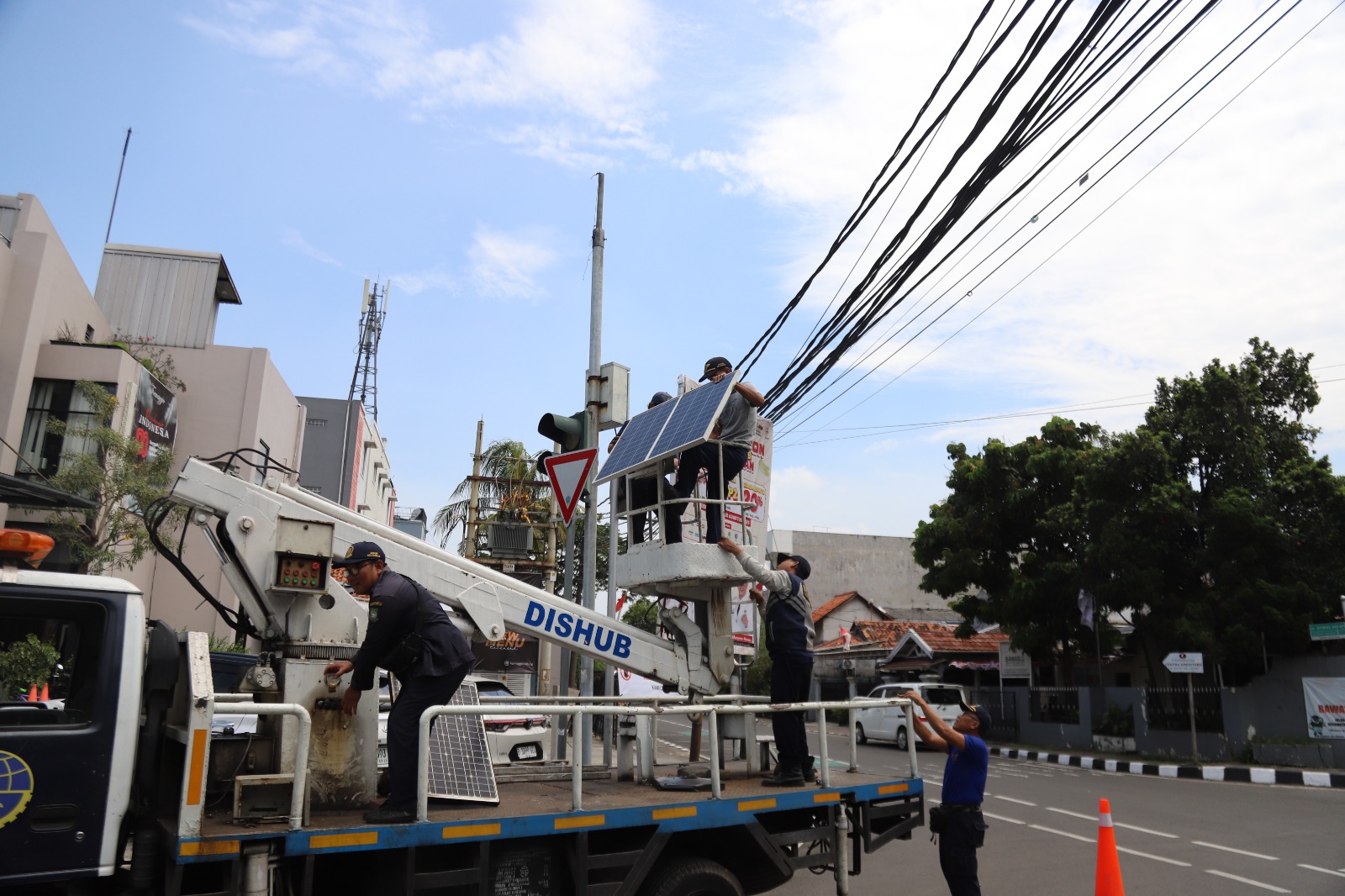 IMG-jalan-di-kota-tangerang-kini-dilengkapi-warning-light-tenaga-surya
