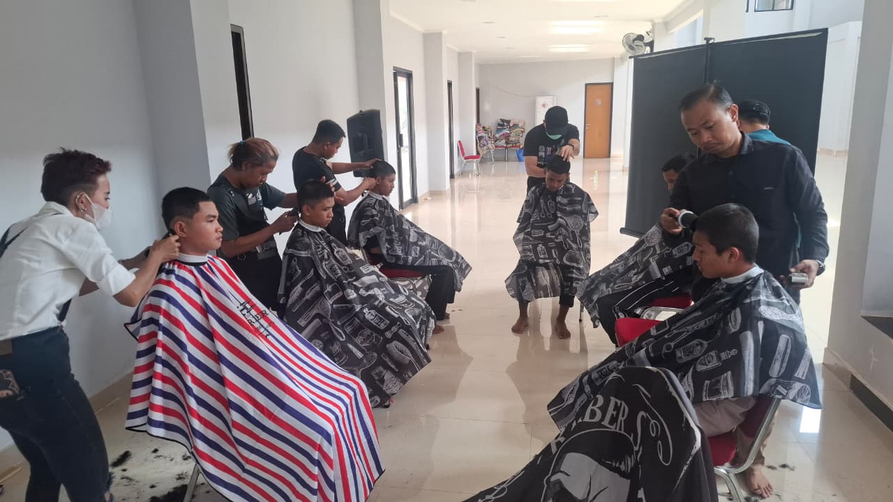 IMG-dinsos-kota-tangerang-sentuh-generasi-muda-lewat-program-cukur-gratis-bagi-siswa-sekolah