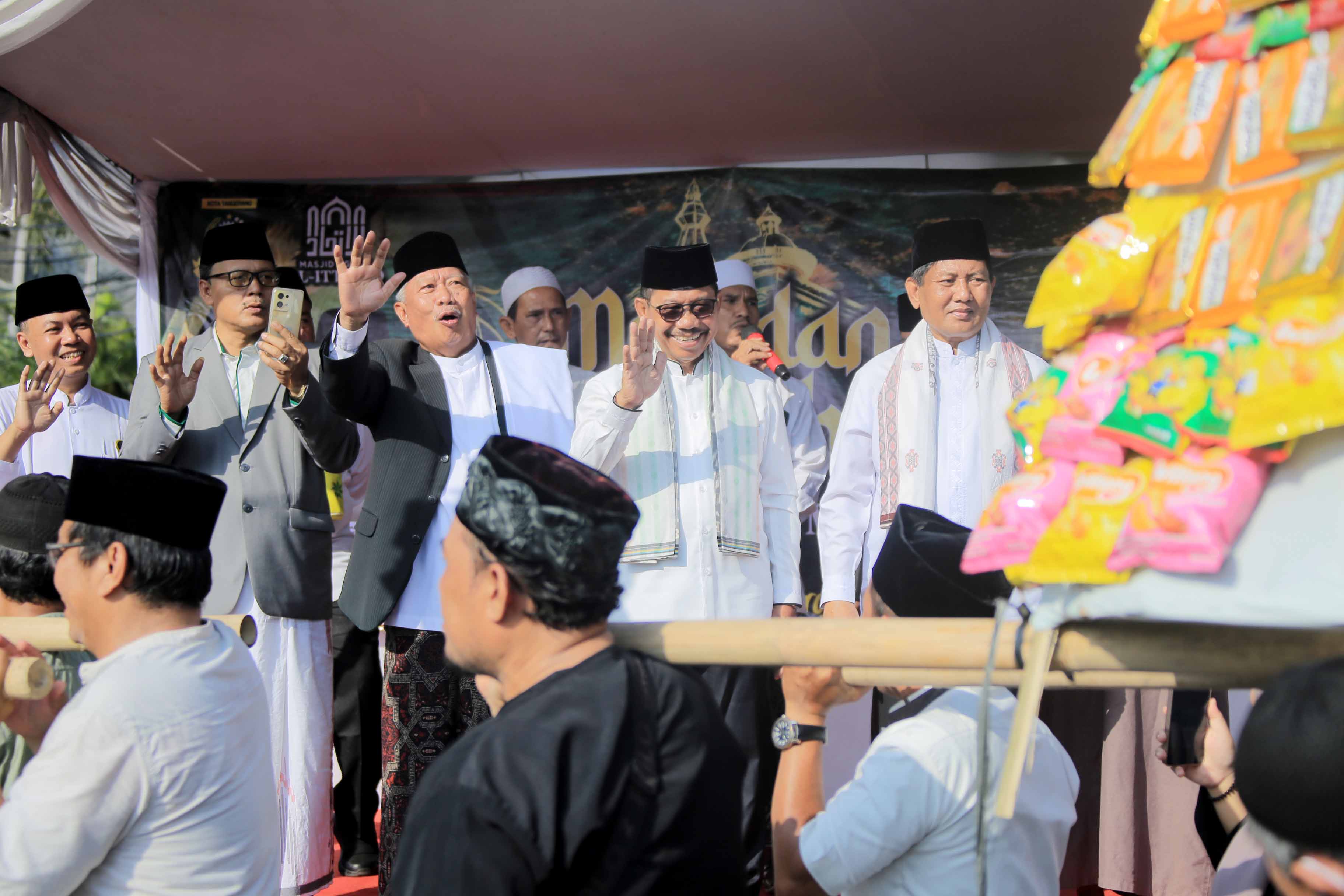 tradisi-maulid-semarak-wali-wakil-dan-warga-rayakan-lewat-arak-arakan-muludan