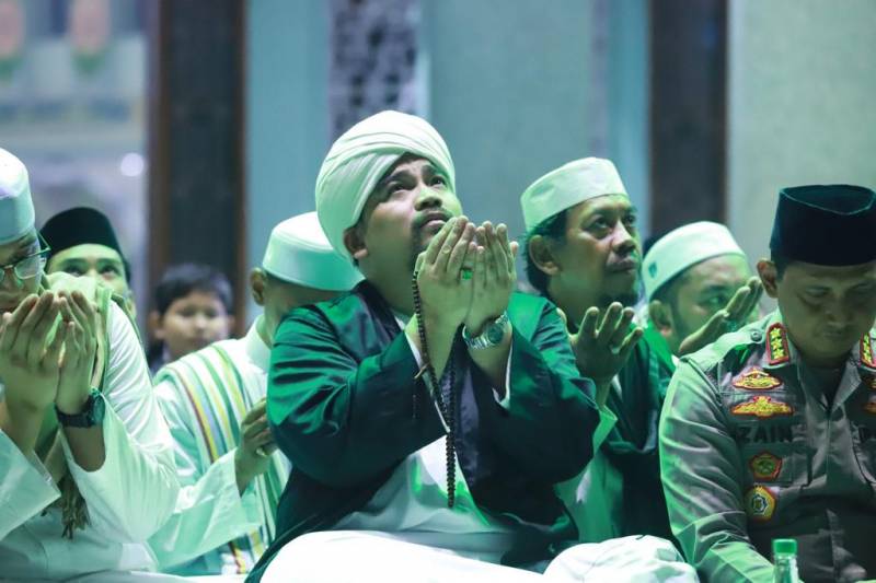 Hadirkan Habib Syech, Puluhan Ribu Warga Tumpah Ruah Di Tangerang ...