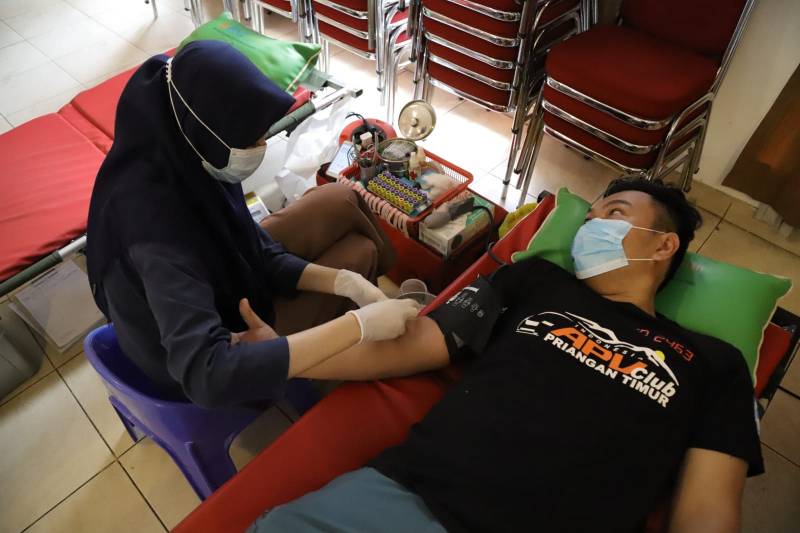 Aksi kemanusiaan donor darah yang diselenggarakan untuk merayakan HUT Ke-52  KORPRI