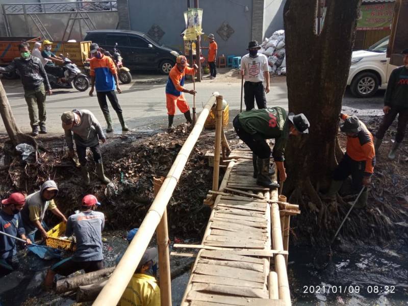 Pemkot Tangerang Bersihkan Sampah Di Kali Sipon Cipondoh 4339