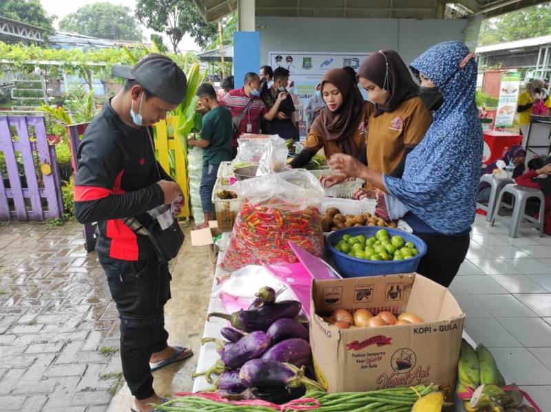 Pasar Lingkungan Nambo Jaya Ramai Dikunjungi Pembeli