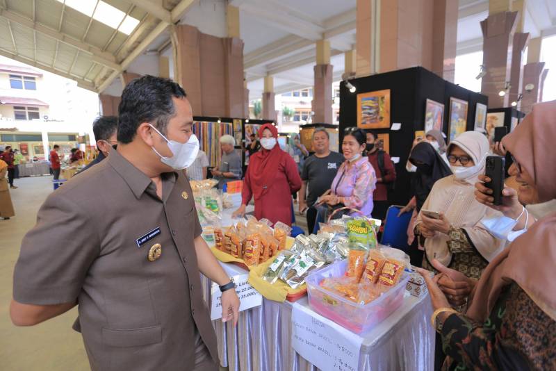 Wali Kota Tangerang Arief R. Wismansyah, saat meninjau produk UMKM asal Kota Tangerang