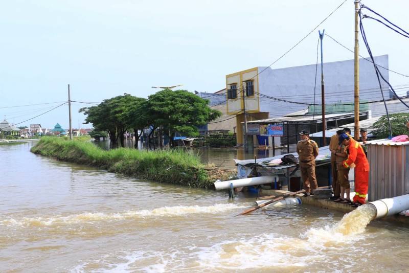 Pemkot Tangerang mengoperasikan mesin pompa dan membuka pintu air di bendungan