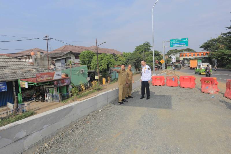 Wali Kota Tangerang, Arief R. Wismansyah, saat meninjau proyek pembangunan dua jembatan